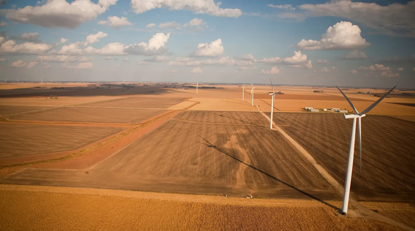 Turbina eolica reale su paesaggio collinare